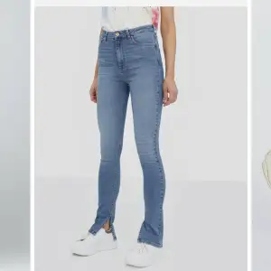 Säljer dessa jeans i storlek 36/L från the odenim. Modellen heter omore, googla för fler bilder. Kan fota på mig själv vid intresse :) har sytt in dom lite i midjan eftersom dom töjdes ut lite när jag använt dom. I övrigt inte använda så mycket, bra skick
