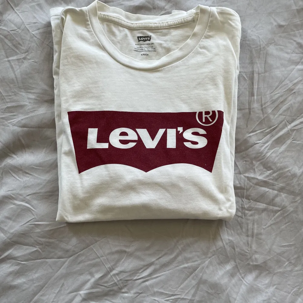 Vit LEVI’S T-shirt, storlek S. T-shirts.