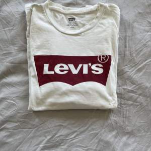 Vit LEVI’S T-shirt, storlek S
