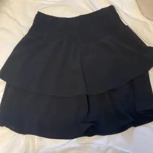 Jag säljer min kjol för att jag inte har använt den mer än en gång. Kjolen är väldigt fin men tycker inte att den passar på mig  Den är köpt på Only för 259 kr.  Jag säljer den för 150 + frakt💕