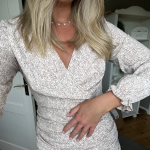 Blommig klänning  - Blommig klänning med lång ärm i storlek s