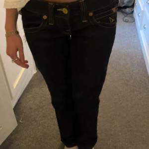 Jättefina mörkblåa true religion jeans!💗 Innerbenslängden är 75cm
