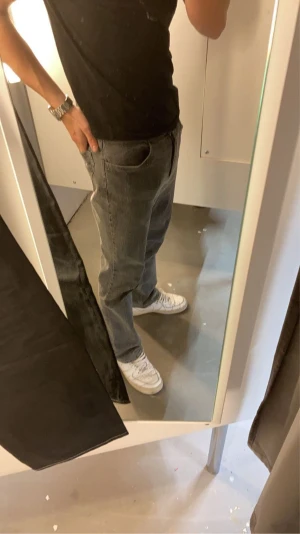 Grå jeans - Säljer dessa gråa jeans då de inte kommer till användning. Passar skitbra till alla kläder! Använda men utan defekter