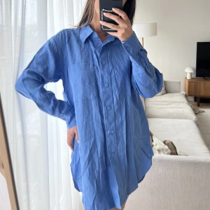 Linneskjorta  - Blå oversize linneskjorta. Fint skick behöver endast steamas. Nypris 799