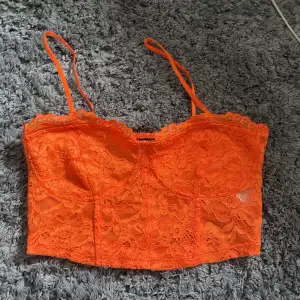 En orange spetstopp som är helt oanvänd. Inga bilder på mig pga för liten🧡 sjukt söt till en kjol eller under en lite genomskinlig tröja!! (Gina Tricot)