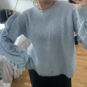 Stickad tröja zara  - Så söt ljusblå stickad tröja från zara med volanger på ärmarna ❤️