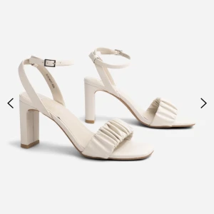 Vita klackar - Så fina krämvita klackar till sommaren! Köpta på din sko och de är helt oanvända. Ursprungspriset är 550kr. Skriv privat för egna bilder💓