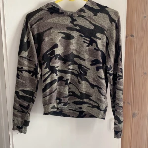 Militär tröja  - Militär mönstrad tröja med luva lite nopprig men sparsamt använd 