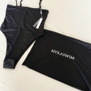 Helt ny svart baddräkt Myraswim, storlek XS-S - Säljer en  oanvänd baddräkt från Myraswim i storlek S, mer som XS. Modellen har utgått men är precis som på fotot från hemsidan, fast med smala axelband. Endast testad - självklart med hygienlappen fortf på. Inköpt för 100 AUD, ca 700kr. 