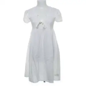 Säljer min vita Odd Molly klänning i storlek M men passar även en S. Köpt secondhand men har inga defekter alls💙