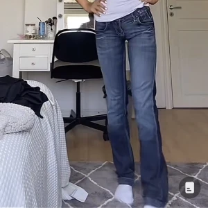 Lågmidjade jeans  - Säljer dessa dösnygga vintage jeansen som jag köpte second hand men tyvärr var för små i midjan. Storlek 25. Perfekt längd på mig som är 168 cm. Kontakta vid intresse💘