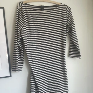 Randig klänning - Fin randig klänning, sitter tajt även fast bilden visar annat, jätte fin till sommaren! Pris kan diskuteras