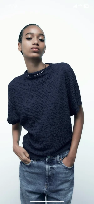 T-shirt med struktur - En T-shirt från zara som är helt ny, endast testad. Tyckte inte riktigt tröjan passade på mig derför jag säljer. Tröjan är jätte fin och trendig, Kostar 199kr ny så säljer för 120. Är i storlek S men Stretchigt matrial 