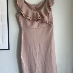 Klänning - Kanske en balklänning, i väldigt fint skick. Pris kan diskuteras