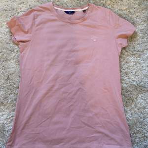 Jättefin oanvänd GANT t-shirt Säljer eftersom den inte har kommit till användning. Storlek S men passar även Xs då den formar sig fint runt kroppen! Originalpris ligger runt 500kr Priset kan diskuteras!  