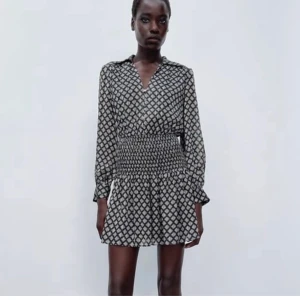 Zara klänning  - Säljer denna jätte fina zara klänning då den inte kommer till användning längre, skriv för egna bilder. Köparen står för frakten ❤️‍🔥❤️‍🔥