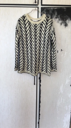 Stickad tröja - Jätte fin stickad tröja från forever 21 som är stretchig och skön, perfekt till svala sommarkvällar till en kjol. Tröjan är i storlek S men passar XS och M eftersom den är stretchig. köpt för 400kr Tveka inte att höra av dig om frågor😊 