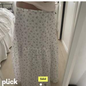 Jag söker denna hm kjol!!!! Kan betala nypris men skriv om du säljer!❤️