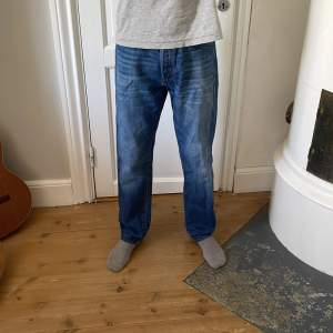 Blåa BLK DNM Jeans säljes, W30 L32. Varan är använd men i gott skick. Jeansen passar bra till en Stockholms sommar stil men passar även för andra stilar.  Model: Jeans 21 Pike Blue Ordinarie priset är 1900kr
