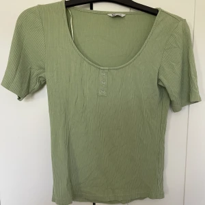 Mintgrön t-shirt  - Supersöt o fin mintgrön t shirt. Den är i storlek S men är väldigt stretchig i materialet så hade nog passat någon men storlek M också. Köpt på Cubus för några år sedan men endast använd ett fåtal gånger.  
