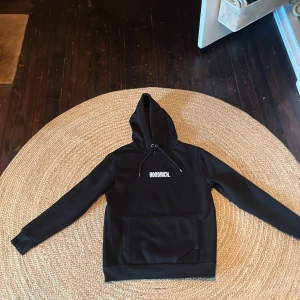 Hoodrich tröja  - Jag vill sälja min Hoodrich tröja jag har använt den väldigt få gånger, storlek/small. Skick 10/10. Det finns byxor till. 800kr för båda tröja och byxor annars tröja för 500kr och byxor för 300kr