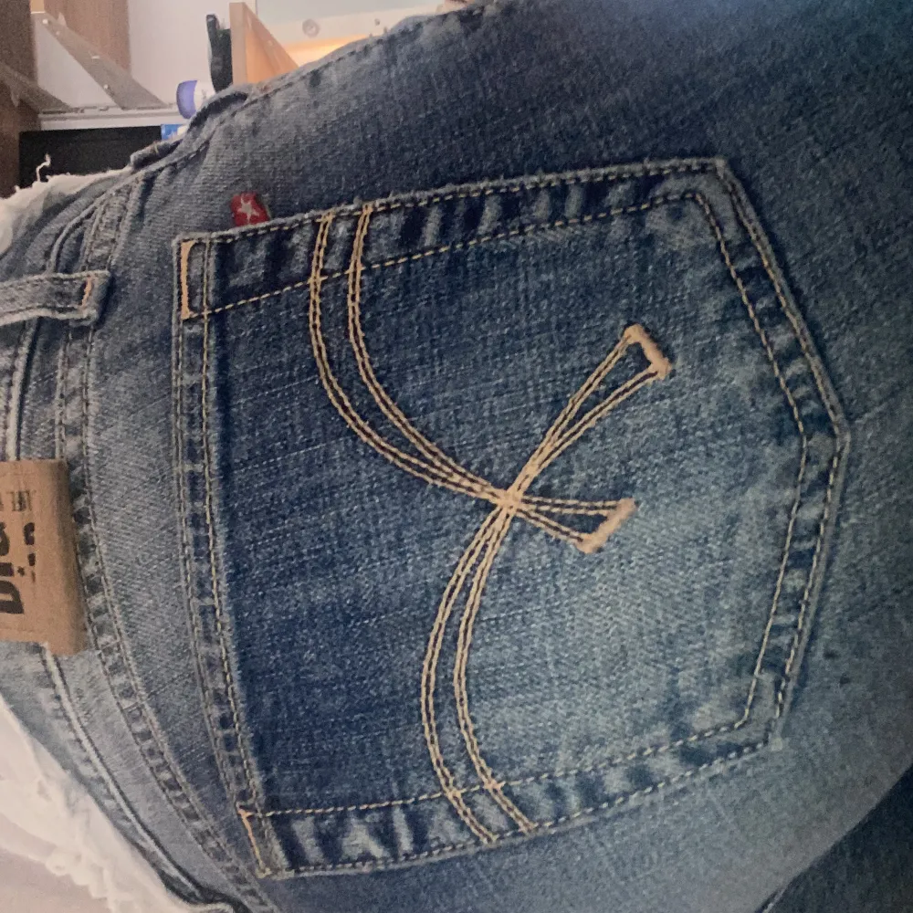 Säljer dessa jeans från big star. Jeansen är utsvängda och lågmidjade. Fint skick. Passar mig i längden som är 162 cm. ❤️. Jeans & Byxor.