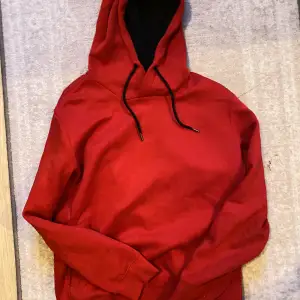 Röd hoodie med mysigt tyg på insidan. Använd ett fåtal gånger, så är i bra skick.