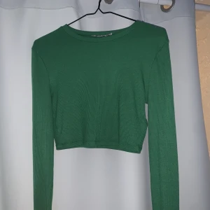 Grön topp - Grön croppad top från NAKD, enbart använd en gång💖