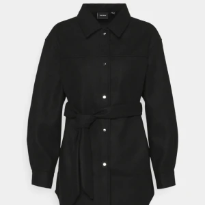 Skjortjacka - Säljer min slutsålda skjortjacka ifrån Vera moda, den är andvända några gånger men fortfarande i bra skick  Passat mig som är xs/s Nypriset är 459