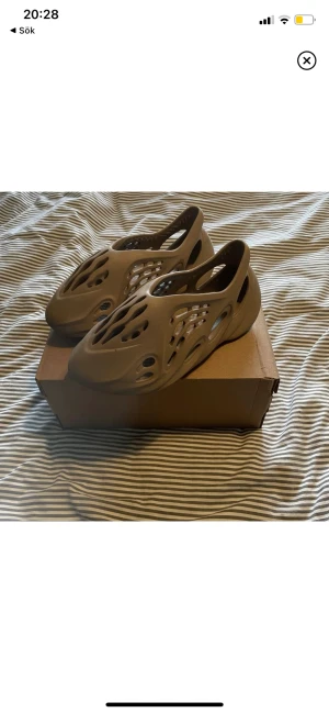 Yeezy Foam Runner - Box ingår. Små i storlek. Pris kan diskuteras 