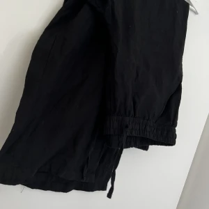 Svarta linnebyxor. - Säljer ett par svarta linnebyxor, strl M, 40/42. Pris 350kr. Endast testade. Kan skickas mot frakt, alt. hämtas i Malmö. 