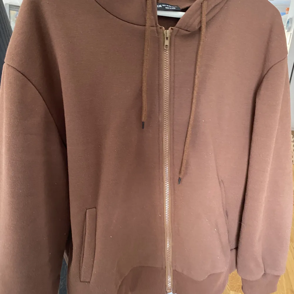 Jätteskön och fin zip-up hoodie från SHEIN i bra skick. Använd ett fåtal gånger och säljer nu för att det inte är min stil längre.🫶. Tröjor & Koftor.
