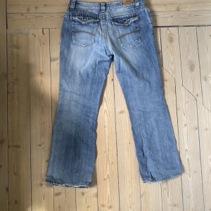 Lågmidjade jeans  - Så coola lågmidjade jeans i ljus tvätt. Modellen är lite baggy och utsvängd nedtill. Midjemått 84, innerben 76 (passar om man är under 170 cm). Storleksmässigt passar midjan för L eller om man har bredare höfter/lår❤️Kolla gärna in alla mina andra jeans!