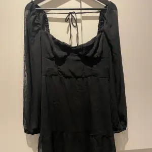 H&M divided klänning, aldrig använd. Pris kan diskuteras🤍
