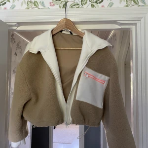 Jacka ZARA - Croppad jacka ifrån ZARA. Den är använd och har lite små sminkfläckar, inget jag provat om de går att tvätta bort men inget heller jag tycker stör.  Storlek S men är lite Oversized.  Kan mötas upp i Örebro eller skickas mot fraktkostnad. 