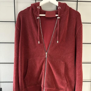 Limitato Hoodie - Säljer nu min riktigt feta vinröda frotté Limitato hoodie då den inte kommer till användning. Köpt 2021, endast använd några gånger. Nypris: 2999kr Mitt pris: 999kr. Box medföljer!  Storlek M. Pris kan diskuteras.