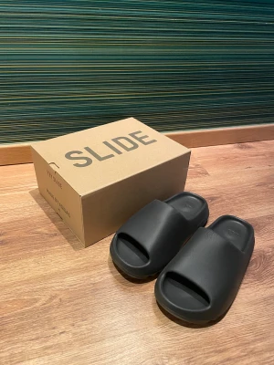Yeezy slides - Kondition: oanvända  Köpta från soleplus (kvitto finns) Pris: 1150 ( kan diskuteras vid snabb affär)