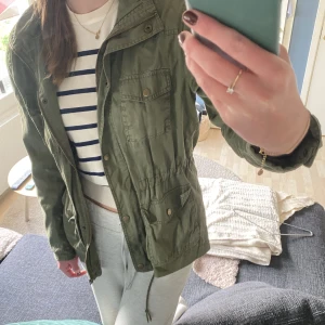 jeansjacka - Säljer denna tunna, fina jeansjacka som tyvärr aldrig kommit till användning för mig. Den är från bikbok och är i bra skick☀️