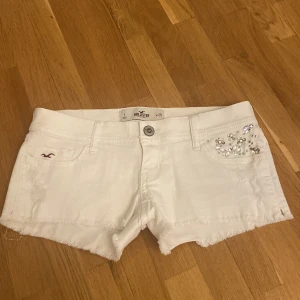 Lågmidjade Hollister shorts  - Jätte snygga jeans shorts från Hollister. Midjemått: 40 cm (rakt över)