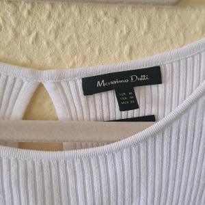 Kirra Studentklänning Strk M 😍🌸 - Köp denna fantastiska studentklänning från Massimo Dutti och säkra klänningen till studenten! 🎉 Nyskick.   Beställ idag - Hämta gratis i Malmö eller få den hemskickad direkt mot fraktkostnad. Storlek M, strech så den sitter perfekt 😍👌