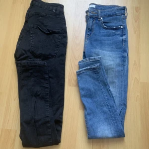 Jeans  - Köp båda för 70kr eller ett par för 50  De blåa är mid waisted och sitter tajt över hela benen. De svarta är ungefär samma modell fast högmidjade. Säljer pga inte min stil längre. Super mycket stretch i båda två. 