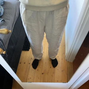 Linne byxor  - Linne byxor från hm  Skick 9/10  Storlek L Skriv vid frågor eller om du vill ha mer bilder!! Kan gå ner lite i pris vid snabb affär!!