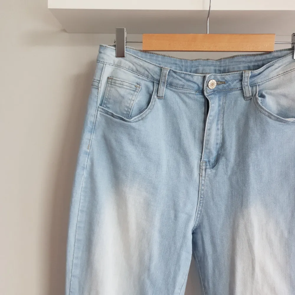 Bootcut jeans med hög midja och stretchigt material. Är använda ett fåtal gånger och är i ett fräscht skick.. Jeans & Byxor.