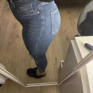 Molly jeans - Säljer dessa Molly jeans från Gina tricot i storlek M. Köpta för omkring 400 kr och säljer för 60kr. De har ett hål på knät☺️