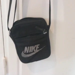 Nike väska - Liten väska av märket nike. I väldigt bra skick! 