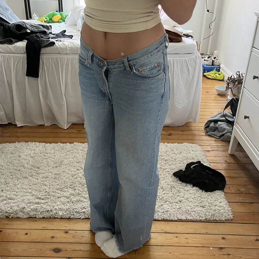 Blåa weekday jeans i storlek 27! Midjan är låg fram men går upp lite högre kring resten av midjan. Jag är 162 cm. . Jeans & Byxor.