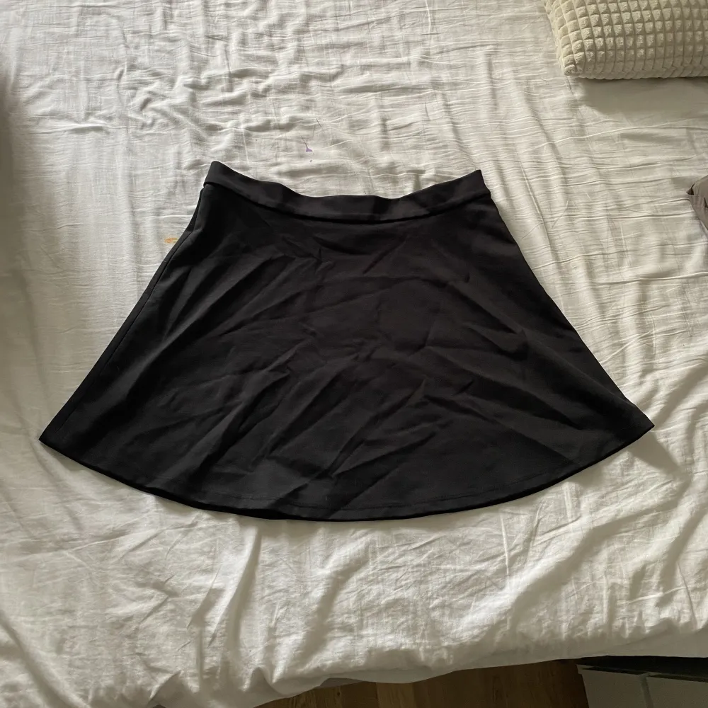 en svart kjol från NAKD. aldrig använd då den är för liten för mig. kjolen har en dragkedja på sidan. . Kjolar.