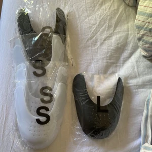 Crease skydd strl S & L - Helt nya crease skydd i strl Small & Large kommer i par. Vita och svarta som bild   25kr/st eller alla för 110kr (6 par) 