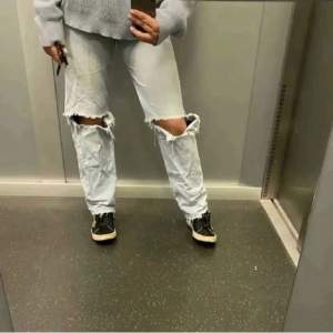 Jätte fina jeans ifrån ginatricot i storlek S. Ordinarie pris är 600kr men säljer nu för 125kr + frakt. Super bra skicka🤍🫶🏽
