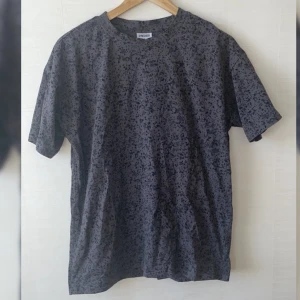 oversized T-shirt från gymshark  - Tränings t-shirt i oversizemodell från Gymshark. Sparsamt använd och inga slitage eller missfärgningar. Ärmarna är ganska långa och går ner en bit på armen, för fler bilder är det bara att höra av sig 🌸 